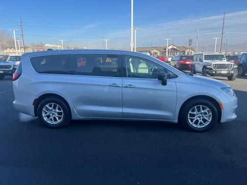 2024 Chrysler Voyager LX