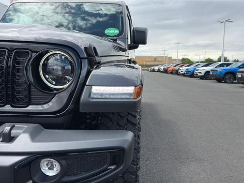 Granite Crystal Clearcoat Metallic 2026 Jeep Gladiator Sport