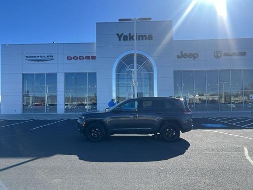 Metallic 2026 Jeep Grand Cherokee Laredo