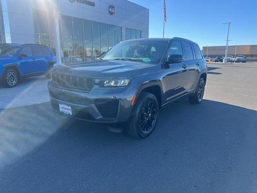 Metallic 2026 Jeep Grand Cherokee Laredo