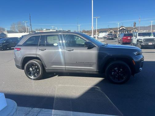 Metallic 2026 Jeep Grand Cherokee Laredo