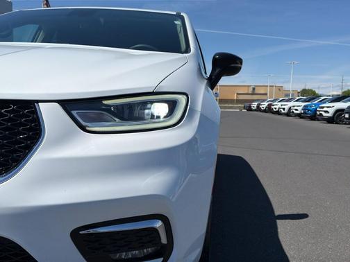 Bright White Clearcoat 2024 Chrysler Pacifica Touring-L