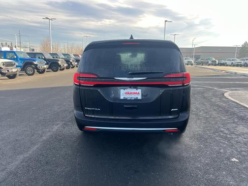 Diamond Black 2026 Chrysler Pacifica Select