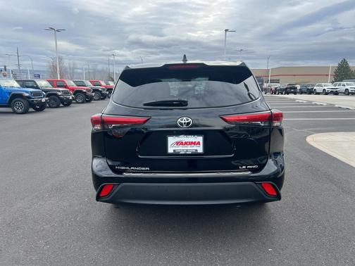 Midnight Black Metallic 2023 Toyota Highlander LE