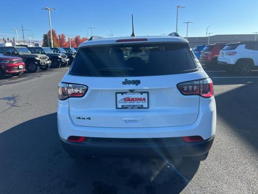 Bright White Clearcoat 2026 Jeep Compass Latitude