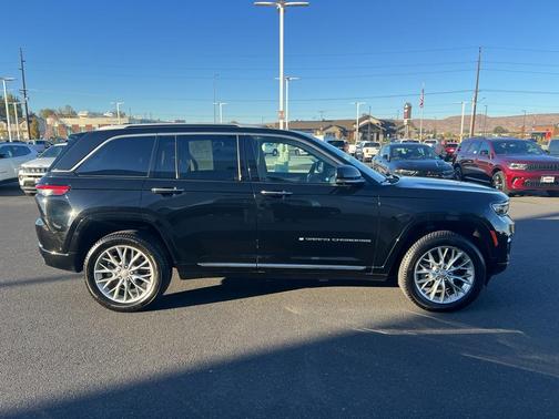 2022 Jeep Grand Cherokee Summit