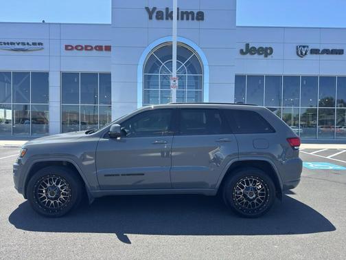 Sting Gray Clearcoat 2021 Jeep Grand Cherokee Laredo X