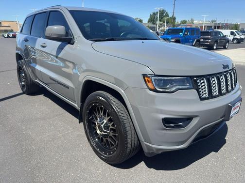 Sting Gray Clearcoat 2021 Jeep Grand Cherokee Laredo X