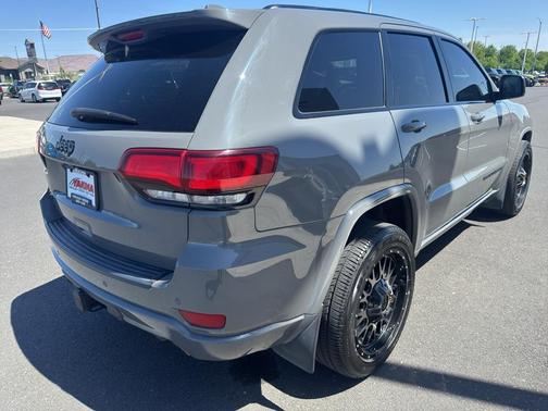 Sting Gray Clearcoat 2021 Jeep Grand Cherokee Laredo X