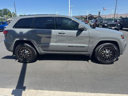 Sting Gray Clearcoat 2021 Jeep Grand Cherokee Laredo X