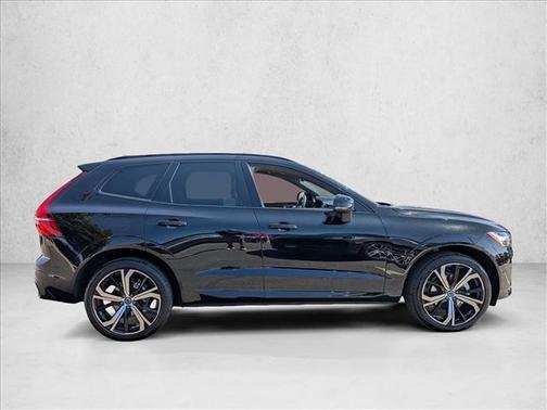 2023 Volvo XC60 B5 Ultimate Dark Theme