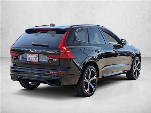 2023 Volvo XC60 B5 Ultimate Dark Theme