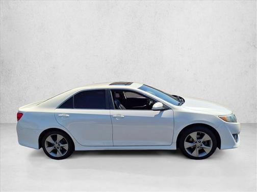 White 2014 Toyota Camry SE Sport