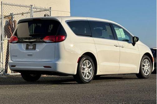 2024 Chrysler Voyager LX