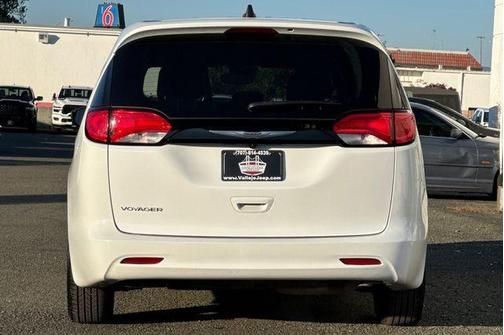 2024 Chrysler Voyager LX