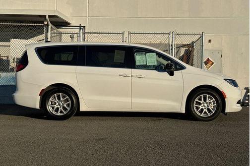 2024 Chrysler Voyager LX