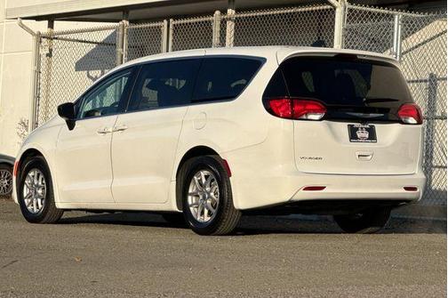 2024 Chrysler Voyager LX