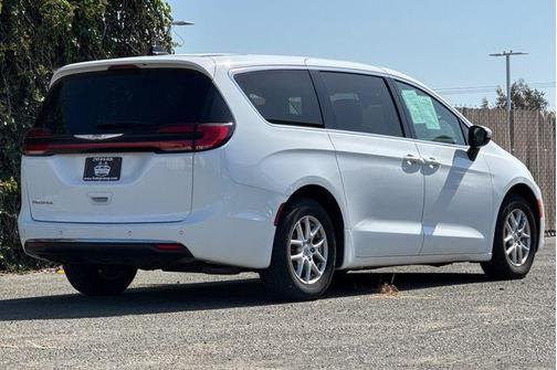 2023 Chrysler Pacifica Touring-L