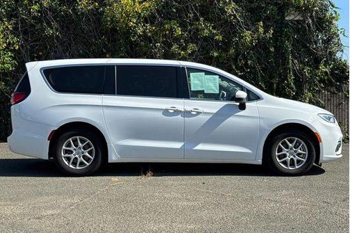 2023 Chrysler Pacifica Touring-L