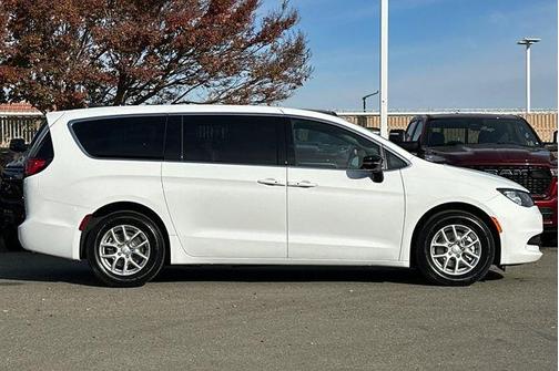 2026 Chrysler Voyager LX