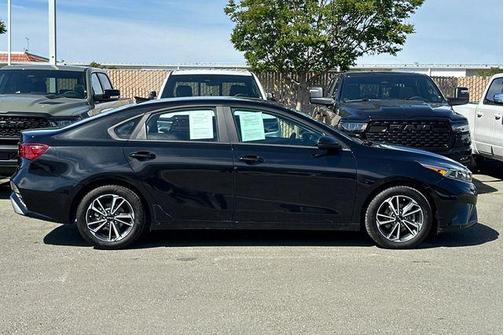 Aurora Black Pearl 2022 Kia Forte LXS