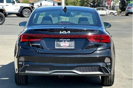 Aurora Black Pearl 2022 Kia Forte LXS