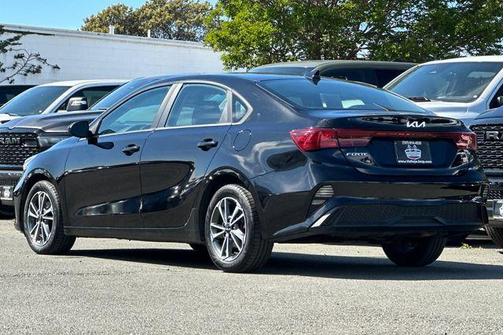 Aurora Black Pearl 2022 Kia Forte LXS