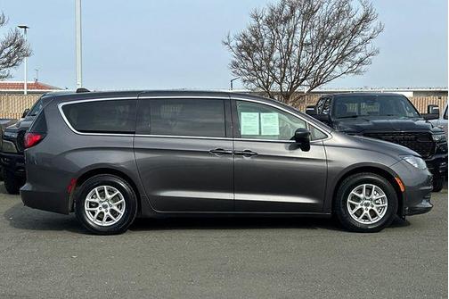 2023 Chrysler Voyager LX