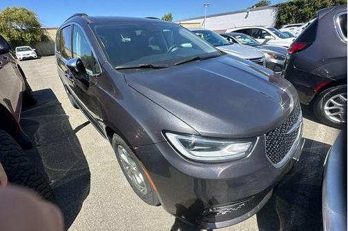 Granite Crystal Clearcoat Metallic 2023 Chrysler Pacifica Limited