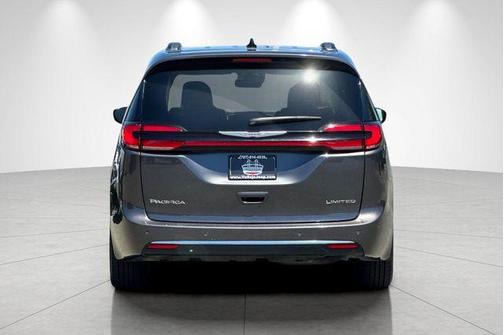 Granite Crystal Clearcoat Metallic 2023 Chrysler Pacifica Limited