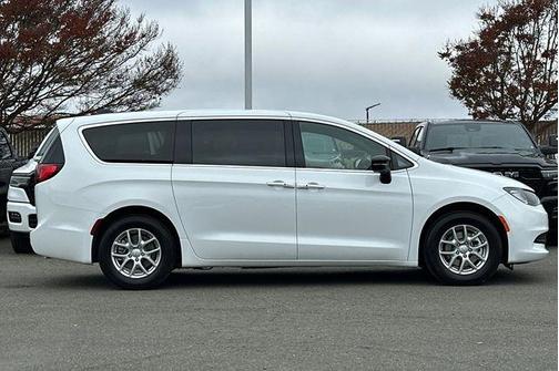 2026 Chrysler Voyager LX