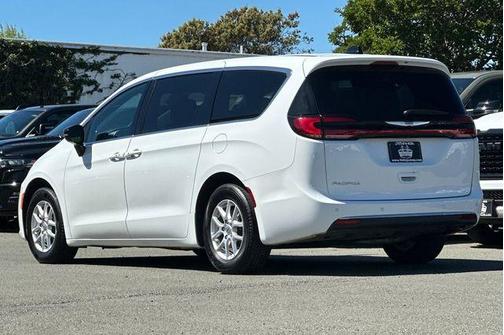 2025 Chrysler Pacifica Select