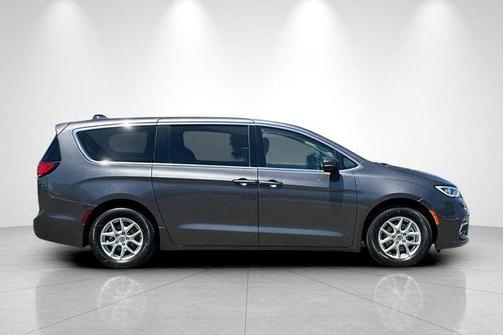 Granite Crystal Clearcoat Metallic 2023 Chrysler Pacifica Touring-L