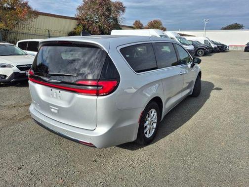 2024 Chrysler Pacifica Touring-L