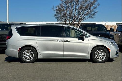 2024 Chrysler Pacifica Touring-L