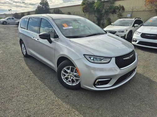 2024 Chrysler Pacifica Touring-L