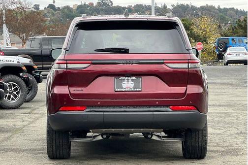 2025 Jeep Grand Cherokee Laredo