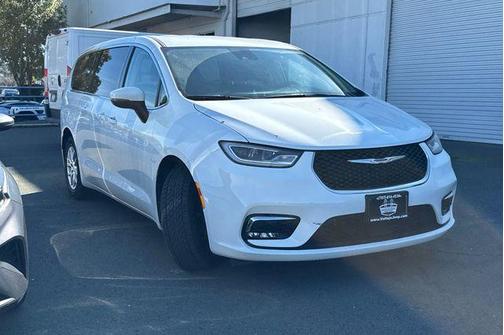 2023 Chrysler Pacifica Touring-L