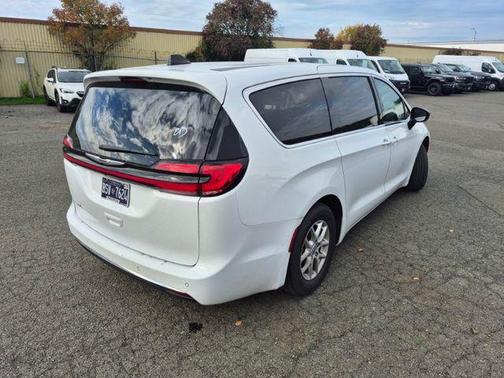 2024 Chrysler Pacifica Touring-L