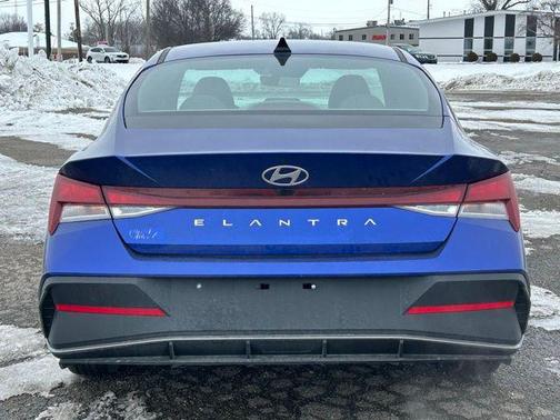 2025 Hyundai ELANTRA SE