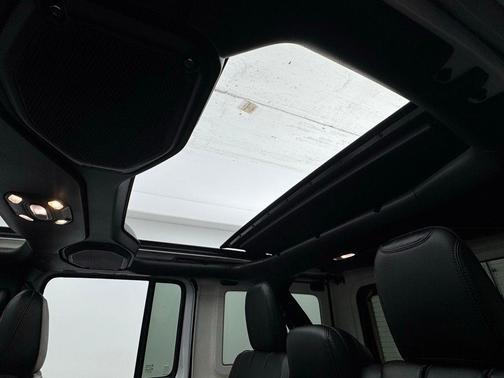 Bright White Clearcoat 2023 Jeep Wrangler Rubicon