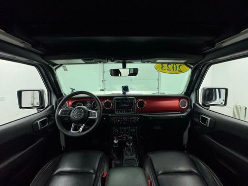 Bright White Clearcoat 2023 Jeep Wrangler Rubicon