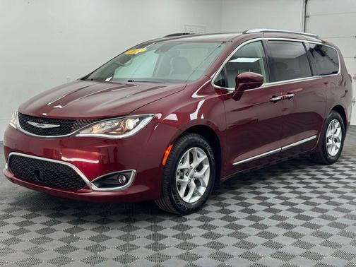 Velvet Red Pearlcoat 2018 Chrysler Pacifica Touring-L
