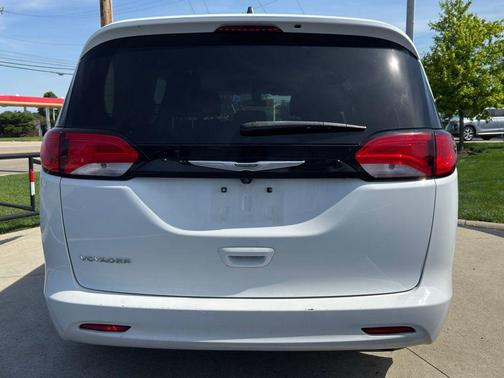 Bright White Clearcoat 2022 Chrysler Voyager LX