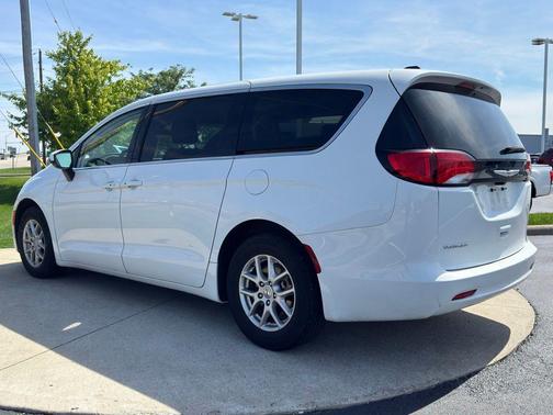 Bright White Clearcoat 2022 Chrysler Voyager LX