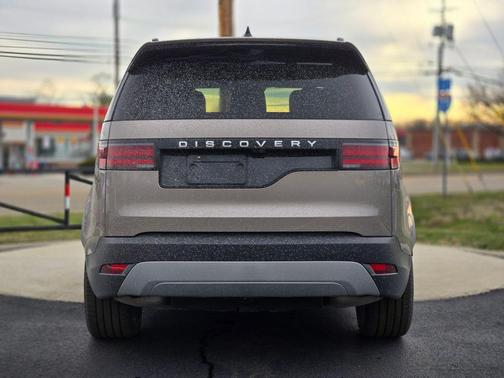 2024 Land Rover Discovery P300 S