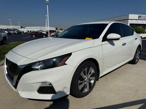 Glacier White 2022 Nissan Altima S FWD