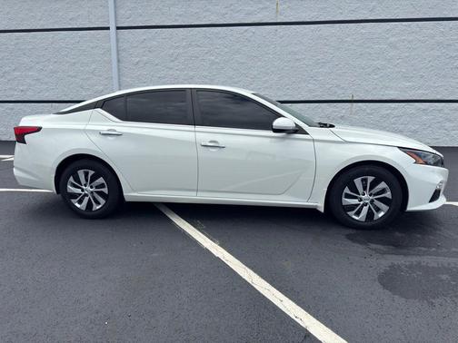 Glacier White 2022 Nissan Altima S FWD