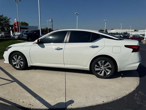 Glacier White 2022 Nissan Altima S FWD