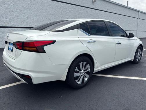 Glacier White 2022 Nissan Altima S FWD
